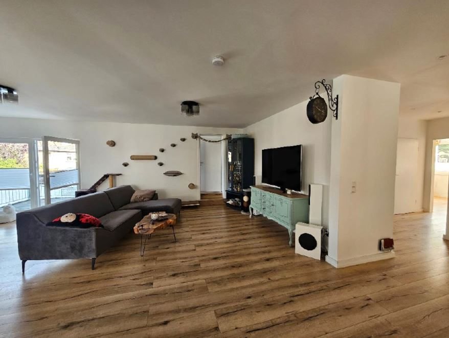 Hochwertige und geräumige 7-Zimmerwohnung mit 2 Bädern, Gäste-WC und Balkon