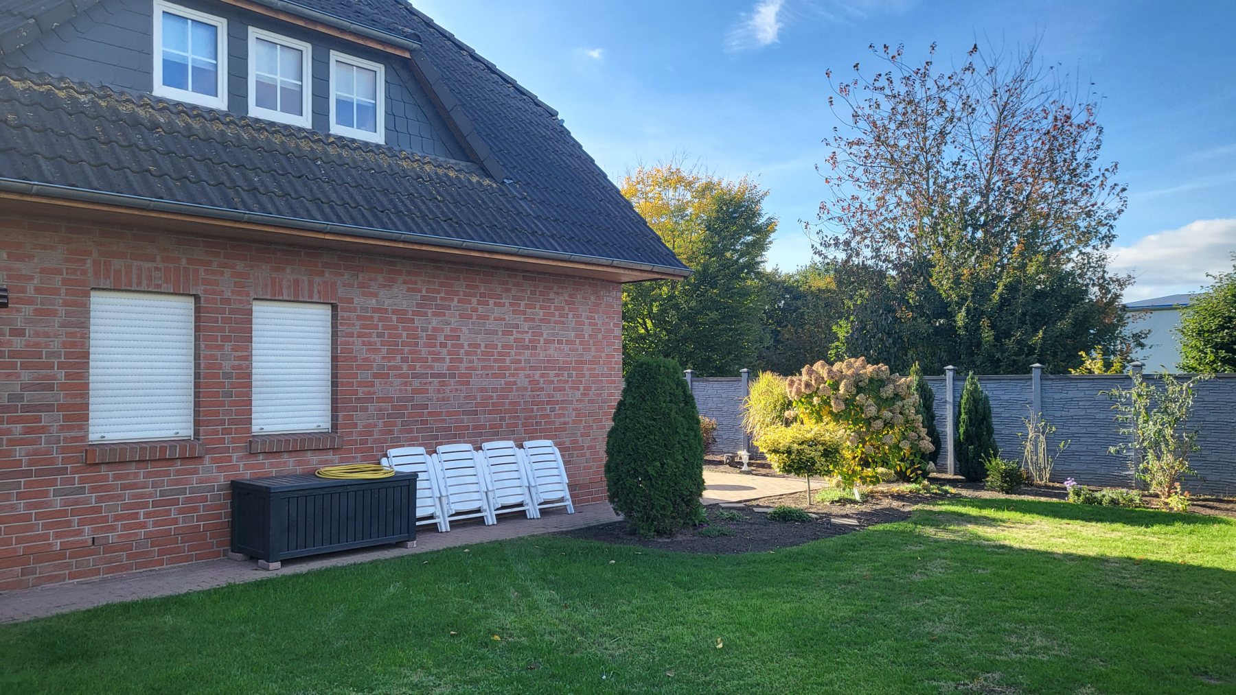 Freistehendes Einfamilienhaus mit perfektem Garten und 2 Fertiggaragen